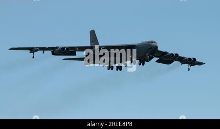 Royal Air Force Fairford, Fairford, Gloucestershire, England, 12. Juli 2023. Die US Air Force Boeing B-52 Stratofortress erreicht RAF Fairford vor der Show während der Royal International Air Tattoo 2023, Royal Air Force Fairford. (Bild: ©Cody Froggatt/Alamy Live News) Stockfoto