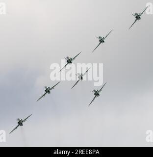 Royal Air Force Fairford, Fairford, Gloucestershire, England, 12. Juli 2023. Das Aerobatikteam der Royal Saudi Air Force Saudi Falcons/Saudi Hawks tritt dort während der Royal International Air Tattoo 2023, Royal Air Force Fairford auf. (Bild: ©Cody Froggatt/Alamy Live News) Stockfoto