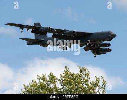 Royal Air Force Fairford, Fairford, Gloucestershire, England, 12. Juli 2023. Die US Air Force Boeing B-52 Stratofortress erreicht RAF Fairford vor der Show während der Royal International Air Tattoo 2023, Royal Air Force Fairford. (Bild: ©Cody Froggatt/Alamy Live News) Stockfoto