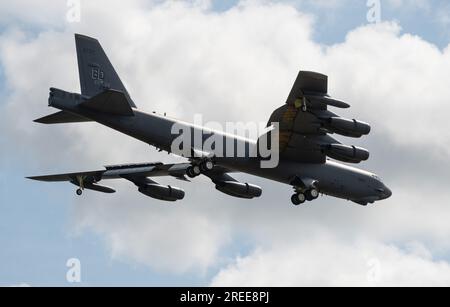 Royal Air Force Fairford, Fairford, Gloucestershire, England, 12. Juli 2023. Die US Air Force Boeing B-52 Stratofortress erreicht RAF Fairford vor der Show während der Royal International Air Tattoo 2023, Royal Air Force Fairford. (Bild: ©Cody Froggatt/Alamy Live News) Stockfoto