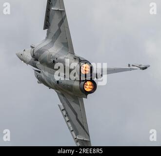 Royal Air Force Fairford, Fairford, Gloucestershire, England, 13. Juli 2023. Dassault Rafale von der French Air and Space Force zeigt seine Flugschau während der Royal International Air Tattoo 2023, Royal Air Force Fairford. (Bild: ©Cody Froggatt/Alamy Live News) Stockfoto