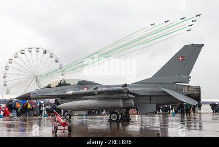 Royal Air Force Fairford, Fairford, Gloucestershire, England, 14. Juli 2023. Das Aerobatikteam der Royal Saudi Air Force Saudi Falcons/Saudi Hawks tritt dort während der Royal International Air Tattoo 2023, Royal Air Force Fairford auf. (Bild: ©Cody Froggatt/Alamy Live News) Stockfoto