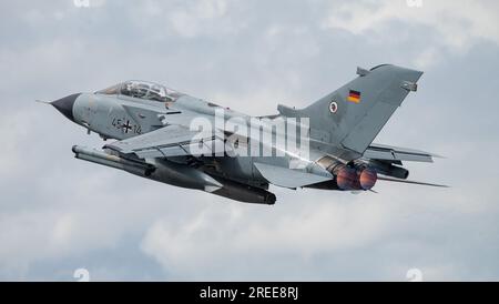 Royal Air Force Fairford, Fairford, Gloucestershire, England, 15. Juli 2023.German Air Forces Panavia Tornado IDS (Interdictor/Strike) Fighter-Bomber von Taktisches Luftwaffengeschwader 51 erhebt sich in den Himmel während der Royal International Air Tattoo 2023, Royal Air Force Fairford. (Bild: ©Cody Froggatt/Alamy Live News) Stockfoto