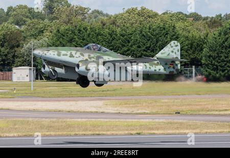 Royal Air Force Fairford, Fairford, Gloucestershire, England, 17. Juli 2023. Messerschmitt ME-262A-1C Schwalbe Replica, ME 262A/B-1c W.Nr.501244 reg.D-IMTT erobert den Himmel während der Royal International Air Tattoo 2023, Royal Air Force Fairford. (Bild: ©Cody Froggatt/Alamy Live News) Stockfoto