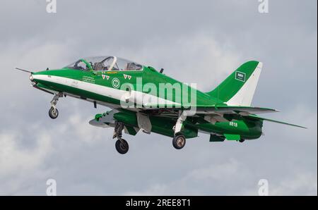 Royal Air Force Fairford, Fairford, Gloucestershire, England, 15. Juli 2023. Das Aerobatikteam der Royal Saudi Air Force Saudi Falcons/Saudi Hawks tritt dort während der Royal International Air Tattoo 2023, Royal Air Force Fairford auf. (Bild: ©Cody Froggatt/Alamy Live News) Stockfoto