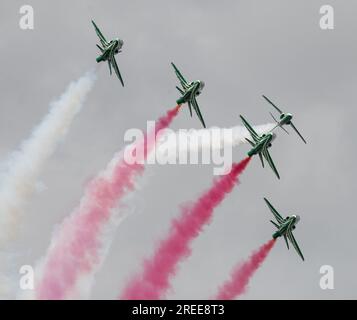 Royal Air Force Fairford, Fairford, Gloucestershire, England, 15. Juli 2023. Das Aerobatikteam der Royal Saudi Air Force Saudi Falcons/Saudi Hawks tritt dort während der Royal International Air Tattoo 2023, Royal Air Force Fairford auf. (Bild: ©Cody Froggatt/Alamy Live News) Stockfoto