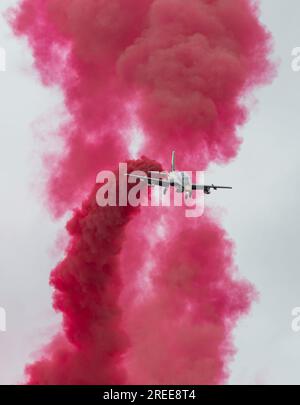 Royal Air Force Fairford, Fairford, Gloucestershire, England, 16. Juli 2023. Fursan Al Emarat (Arabisch: فرسان الامارات; auf Englisch: Die Ritter der Vereinigten Arabischen Emirate) ist das Aerobatics Aeorabic Display Team der United Arab Emirates Air Force and Air Defence treten dort während der Royal International Air Tattoo 2023, Royal Air Force Fairford auf. (Bild: ©Cody Froggatt/Alamy Live News) Stockfoto