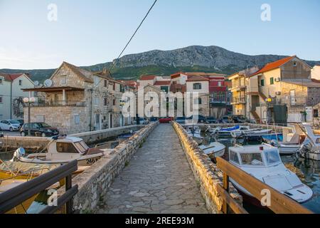 Kastela, Kroatien - Mai 18. 2023. Der Blick von Kastilac, einer Festung aus dem 16. Jahrhundert, auf die Festlandstadt Kastel Gomilica, Kastela, Kroatien. 16. Jahrhundert Stockfoto