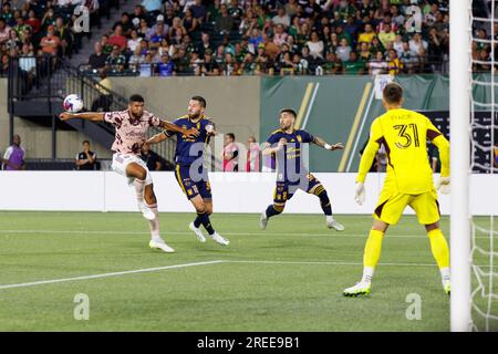 Portland, USA. 26. Juli 2023. Zac McGraw (L) verteidigt sich in der Nähe seiner Torpfosten. Die Tigres UANL von LIGA MX besiegte am 26. Juli 2023 im Providence Park in Portland, Oregon, die Portland Timbers 2-1 von MLS beim ersten Leagues Cup. Dieser Wettbewerb zwischen Major League Soccer und LIGA MX ist der erste genehmigte Inter-League-Fußballwettbewerb. (Foto: John Rudoff/Sipa USA) Guthaben: SIPA USA/Alamy Live News Stockfoto