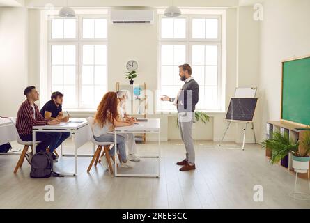 Gruppe von Schülern studiert in einem Klassenzimmer. Stockfoto