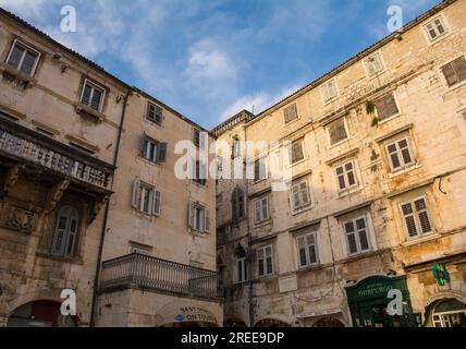 Split, Kroatien - Mai 19. 2023. Historische Wohngebäude über den Geschäften am Narodni Trg Square in der Altstadt von Split Stockfoto