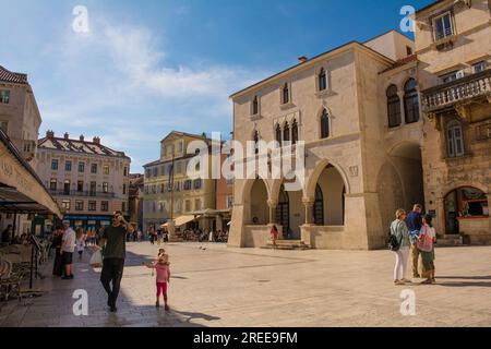 Split, Kroatien - Mai 19. 2023. Der historische Narodni Trg - Volksplatz - im Zentrum der Altstadt von Split, Kroatien Stockfoto