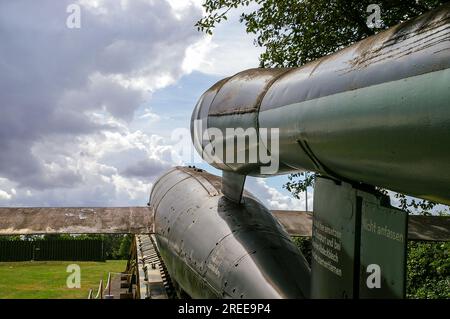 V-1 Flugbombe im Imperial war Museum, Duxford, Cambridge, Großbritannien. Replik Fieseler Fi103 Kreuzfahrtrakete des Zweiten Weltkriegs auf Rampe auf externem Display Stockfoto