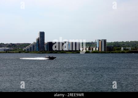 Schnellboot und Wachen auf Cardiff Bay. Cardiff. Juli 2023 Stockfoto