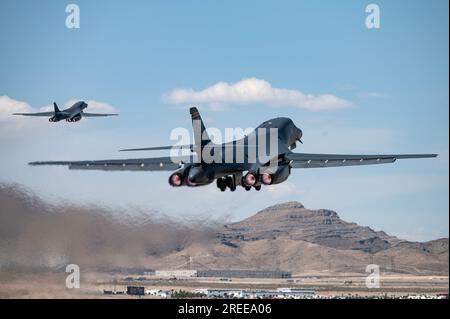 Zwei B-1B Lancers starten am 30. Mai 2023 für eine Waffenschulen-Integrationsmission auf dem Nellis Air Force Base, Nevada. Foto von William Lewis Stockfoto