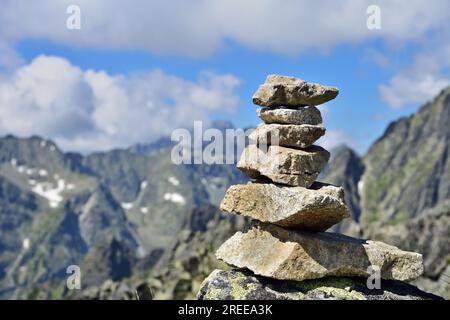 Felsenhaufen in Lomnické sedlo, Vysoké Tatry an einem Sommertag Stockfoto