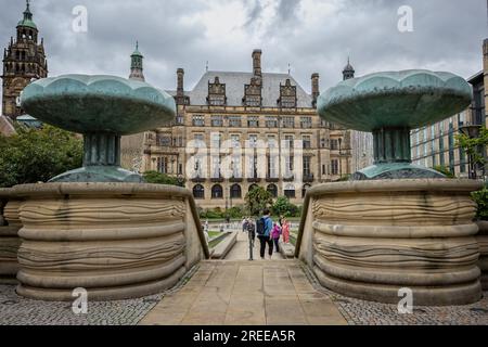 Friedensgärten und Rathaus eingerahmt von Brunnen in Sheffield, Yorkshire, Großbritannien, aufgenommen am 24. Juli 2023 Stockfoto