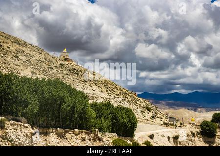 Wüstenberglandschaft des Chosar Valley in Lo Manthang, Oberer Mustang von Nepal Stockfoto