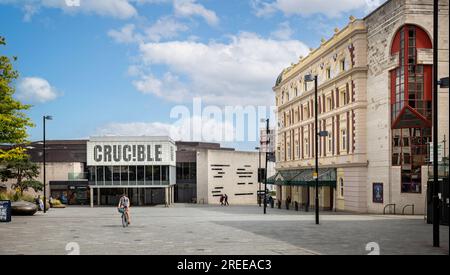 The Crucible Theatre and Lyceum Theatre in Tudor Square, Sheffield, Yorkshire, UK, aufgenommen am 24. Juli 2023 Stockfoto