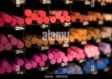 Nahaufnahme große Auswahl an bunten bunten, leuchtenden Bleistiften und Buntstiften, die im Schreibwarenladen ausgestellt werden. Bürobedarf. Ba Stockfoto