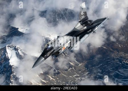 Eine F-16 kämpft gegen Falken während der Übung Red Flag-Alaska 23-2, am 14. Juni 2023. USA Air Force Foto von Staff Sergeant Jessi Roth Stockfoto