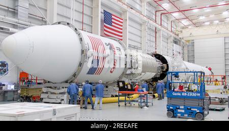 Wallops Island, Vereinigte Staaten von Amerika. 26. Juli 2023. Die Techniker befestigen die Verkleidung an der Northrop Grumman Antares-Rakete, die das unbemannte Cygnus-Raumschiff in der Horizontal Integration Facility des Mittelatlantik-Regionalraumhafen der NASA Wallops Flight Facility, 26. Juli 2023 in Wallops Island, Virginia, USA, transportiert. Das Raumschiff startet am 1. August mit 8.200 Pfund Vorrat für die Internationale Raumstation. Kredit: Danielle Johnson/NASA/Alamy Live News Stockfoto