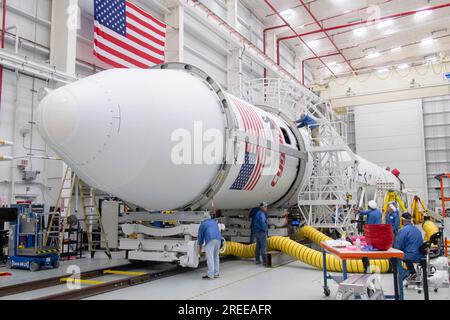 Wallops Island, Vereinigte Staaten von Amerika. 26. Juli 2023. Die Techniker befestigen die Verkleidung an der Northrop Grumman Antares-Rakete, die das unbemannte Cygnus-Raumschiff in der Horizontal Integration Facility des Mittelatlantik-Regionalraumhafen der NASA Wallops Flight Facility, 26. Juli 2023 in Wallops Island, Virginia, USA, transportiert. Das Raumschiff startet am 1. August mit 8.200 Pfund Vorrat für die Internationale Raumstation. Kredit: Danielle Johnson/NASA/Alamy Live News Stockfoto