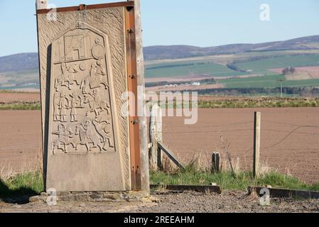 Nachbildung der Rückfahrschnitzerei des Aberlemno Kirkyard Cross Slab Pictish Stone, Aberlemno, Angus, Schottland. Stockfoto