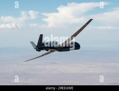 Ein RQ-4 Global Hawk über dem Luftwaffenstützpunkt Edwards, CA. Am 23. Mai 2023. USA Air Force Foto von Bryce Bennett Stockfoto