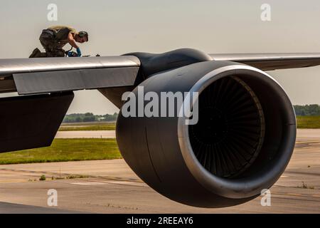 Die Wartung ergänzt die Hydraulikflüssigkeit in einem KC-135 am Rickenbacker Air National Guard Base, Ohio am 1. Juni 2023, Foto von Ralph Branson Stockfoto