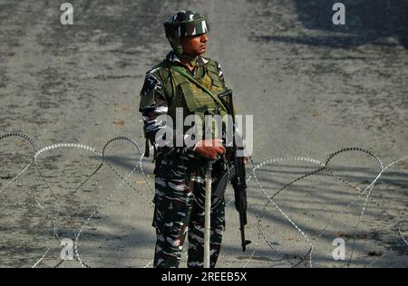 Srinagar Kaschmir, Indien. 27. Juli 2023. Ein indischer paramilitärischer Soldat steht Wache in der Nähe der Muharram-Prozession am achten Tag von Ashura in Srinagar. Die Staatsregierung hat die Muharram-Prozession zum ersten Mal seit drei Jahrzehnten auf ihrem traditionellen Weg zugelassen. Am 27. Juli 2023 in Srinagar Kaschmir, Indien. (Kreditbild: © Firdous Nazir/Eyepix via ZUMA Press Wire) NUR REDAKTIONELLE VERWENDUNG! Nicht für den kommerziellen GEBRAUCH! Stockfoto