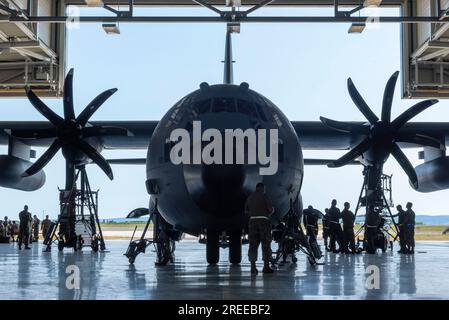 EIN US-AMERIKANISCHER Air Force C-130 Hercules parkt am 4. Juni 2023 in einem Hangar zur Wartung in Deutschland. Air National Guard Foto von Staff Sergeant Paul Helmig Stockfoto