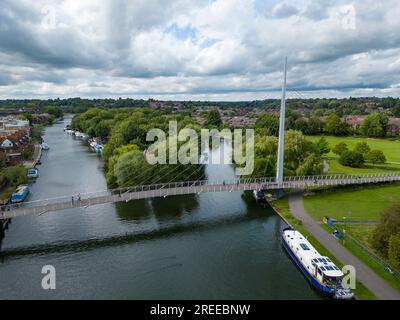 Blick aus der Vogelperspektive auf die Fußgängerbrücke von Christchurch über die themse, Reading, Berkshire, England Stockfoto