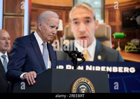 Washington, USA. 27. Juli 2023. USA Präsident Joe Biden hört dem virtuellen Bürgermeister Ron Nirenberg aus San Antonio, Texas, bei einer Veranstaltung über extreme Hitze vom South Court Auditorium im Weißen Haus in Washington am 27. Juli 2023 zu. Foto: Yuri Gripas/Pool/Sipa USA Guthaben: SIPA USA/Alamy Live News Stockfoto