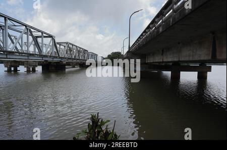 Kalutara, Sri Lanka - Juli 15. 2023 - Blick auf die Metallbrücke und die Straßenbrücke über den Fluss Kalu (Schwarzer Fluss), beide Brücken Stockfoto