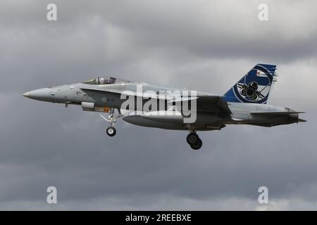 HN-411, ein McDonnell Douglas F/A-18C Hornet, der von der finnischen Luftwaffe betrieben wird, trifft auf der RAF Fairford in Gloucestershire ein, um an der Royal International Air Tattoo 2023 (RIAT 2023) teilzunehmen. Stockfoto