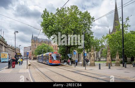 Straßenbahn an der Straßenbahnhaltestelle vor der Sheffiedl-Kathedrale in Sheffield, South Yorkshire, Großbritannien, am 24. Juli 2023 Stockfoto