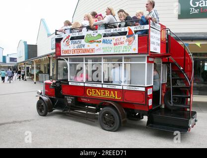 Ein alter Omnibus macht eine Tour durch das Affinity Shopping Mall im Hafen von Fleetwood, Lancashire, Großbritannien, Europa Stockfoto