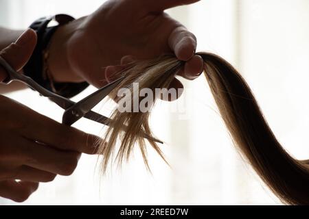 Weibliche Hände schneiden Mädchen Haare mit Schere, Haarschnitt und Friseur Stockfoto