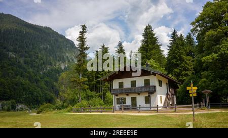 Der Seefischerkaser im Naturschutzgebiet Weitsee bei Ruhpolding in den Chiemgau-Alpen, Bayern Stockfoto