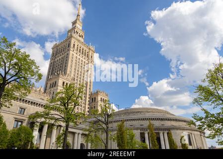 Von außen bietet der Park einen sonnigen Blick auf den Palast der Kultur und Wissenschaft und den Hintergrund des berühmten stalinistischen Architekturturturturturms in Warschau. Stockfoto