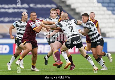 Die Tuimoala Lolohea der Huddersfield Giants wird von Adam Swift des Hull FC während des Spiels der Betfred Super League im John Smith's Stadium, Huddersfield, angegriffen. Foto: Donnerstag, 27. Juli 2023. Stockfoto
