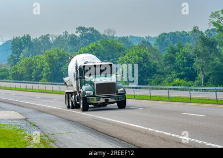 Horizontale Aufnahme eines Betonlasters auf einem Tennessee Highway bei trübem Wetter. Stockfoto