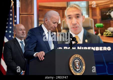 Washington, USA. 27. Juli 2023. USA Präsident Joe Biden hört dem virtuellen Bürgermeister Ron Nirenberg aus San Antonio, Texas, bei einer Veranstaltung über extreme Hitze vom South Court Auditorium im Weißen Haus in Washington am 27. Juli 2023 zu. Foto: Yuri Gripas/Pool/Sipa USA Guthaben: SIPA USA/Alamy Live News Stockfoto