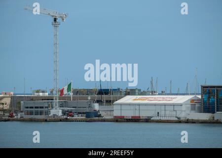 Barcelona, Spanien. 26. Juli 2023. Der nautische Pavillon des Teams von Luna Rossa Prada Pirelli ist im Hafen von Barcelona installiert. Die Einrichtungen des American Cup Barcelona Segelwettbewerbs sind im Hafen von Barcelona sichtbar. Einige der nautischen Stützpunkte der Mannschaften, die am wichtigsten Segelsport teilnehmen werden, sind bereits mit den Flaggen ihrer Länder versehen. Einige Teams trainieren sogar bereits in den Gewässern des Hafens von Barcelona. (Foto: Paco Freire/SOPA Images/Sipa USA) Guthaben: SIPA USA/Alamy Live News Stockfoto