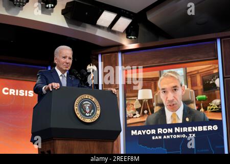 Washington, USA. 27. Juli 2023. USA Präsident Joe Biden hört dem virtuellen Bürgermeister Ron Nirenberg aus San Antonio, Texas, bei einer Veranstaltung über extreme Hitze vom South Court Auditorium im Weißen Haus in Washington am 27. Juli 2023 zu. Foto: Yuri Gripas/Pool/Sipa USA Guthaben: SIPA USA/Alamy Live News Stockfoto