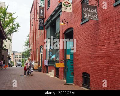 Verschiedene Geschäfte und Shoppers auf der W Grant Street in Lancaster, Pennsylvania, 5. Juni 2023, © Katharine Andriotis Stockfoto