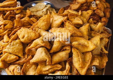 Nowhatta, Srinagar, Jammu und Kaschmir, Indien. Gebratene Samosas auf einem Markt in Srinagar. Stockfoto