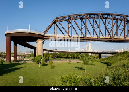 Big Four Bridge über den Ohio River im Waterfront Park zwischen Louisville, Kentucky, und Jeffersonville, Indiana Stockfoto