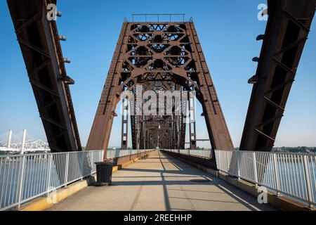 Big Four Bridge über den Ohio River im Waterfront Park zwischen Louisville, Kentucky, und Jeffersonville, Indiana Stockfoto